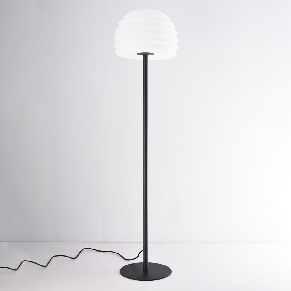 Stående utomhuslampa Sym med vit kupa