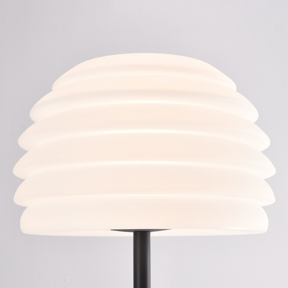 Stående utomhuslampa Sym med vit kupa