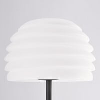 Stående utomhuslampa Sym med vit kupa