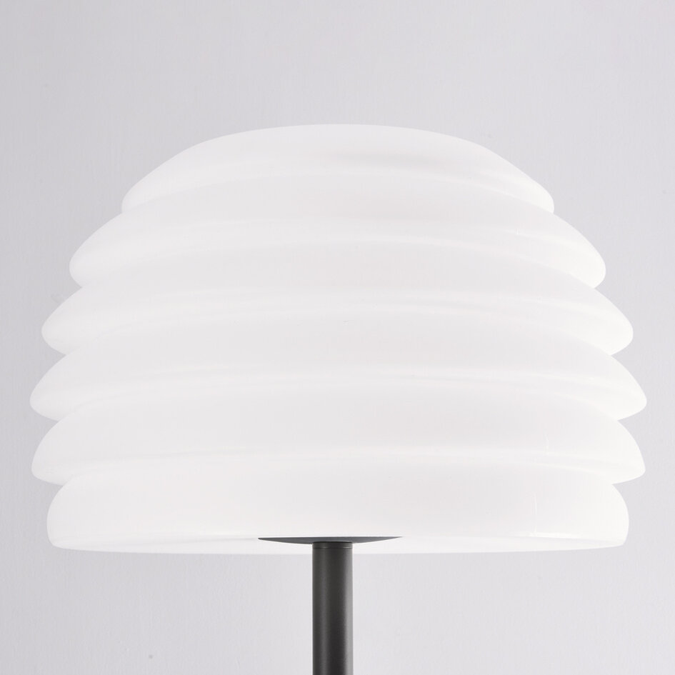 Stående utomhuslampa Sym med vit kupa