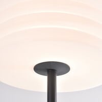 Stående utomhuslampa Sym med vit kupa