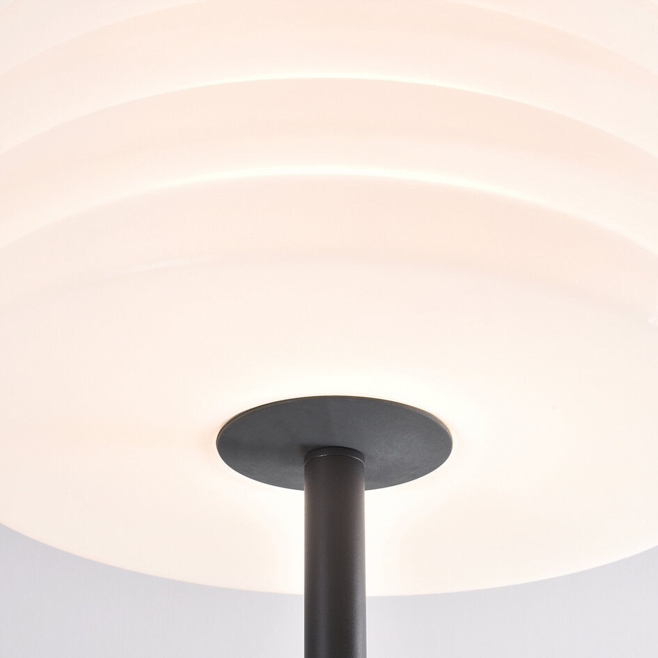 Stående utomhuslampa Sym med vit kupa