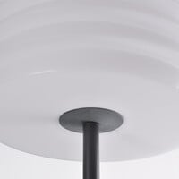 Stående utomhuslampa Sym med vit kupa