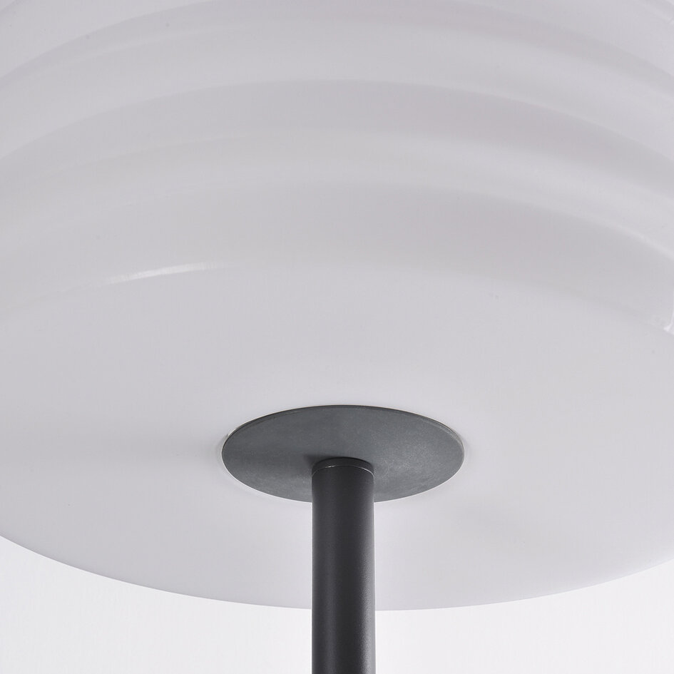 Stående utomhuslampa Sym med vit kupa