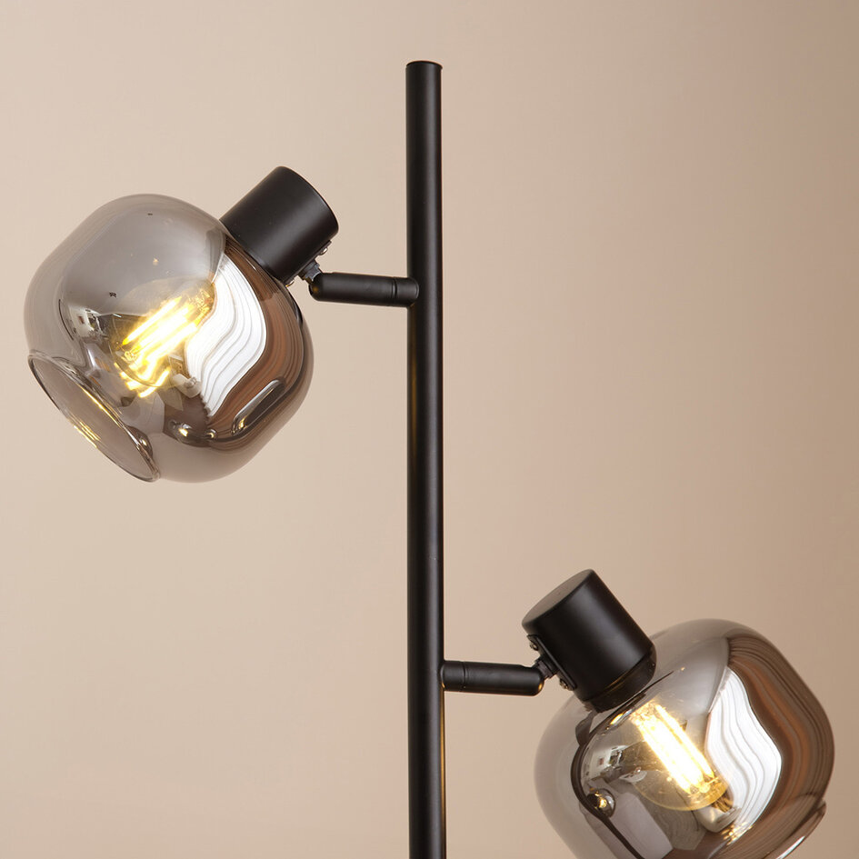 Golvlampa Jesse med fyra lampor i svart med rökgrått glas och spegeleffekt