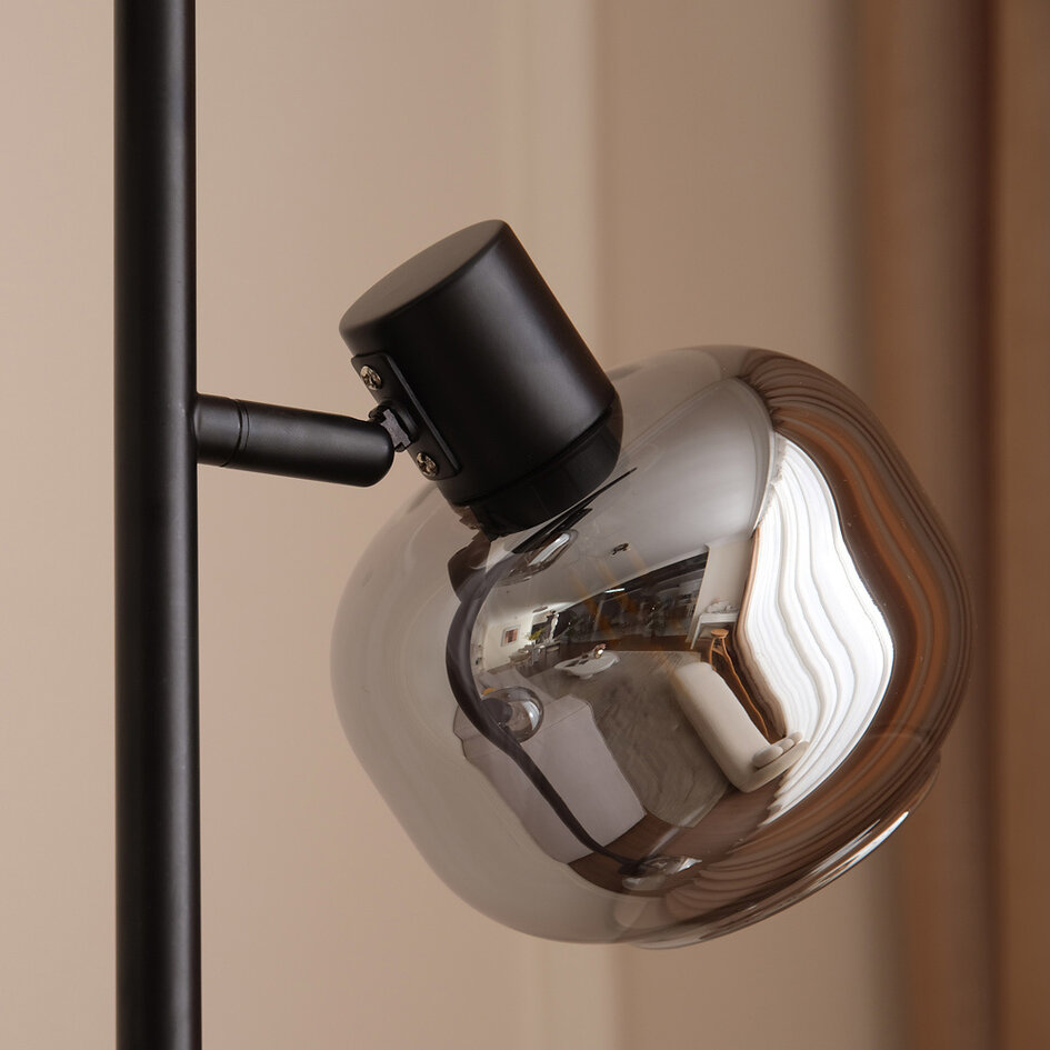 Golvlampa Jesse med fyra lampor i svart med rökgrått glas och spegeleffekt