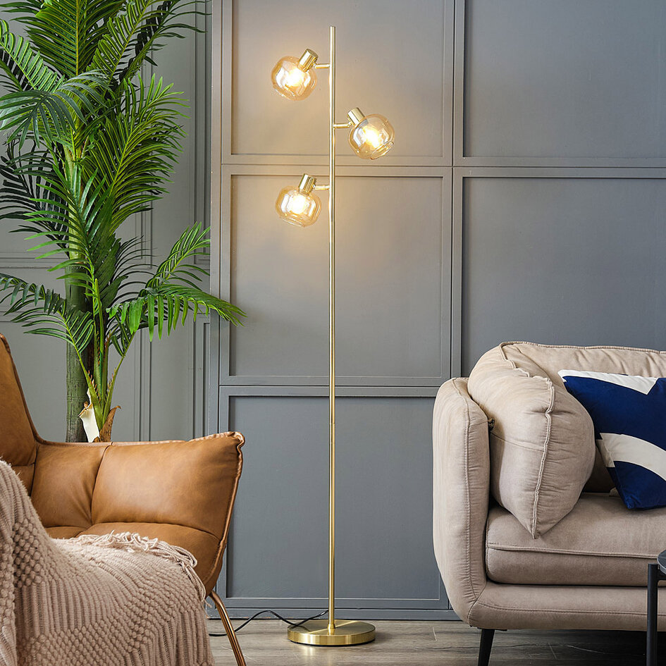 Golvlampa Jesse med tre lampor i guld med amberglas