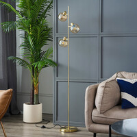 Golvlampa Jesse med tre lampor i guld med amberglas