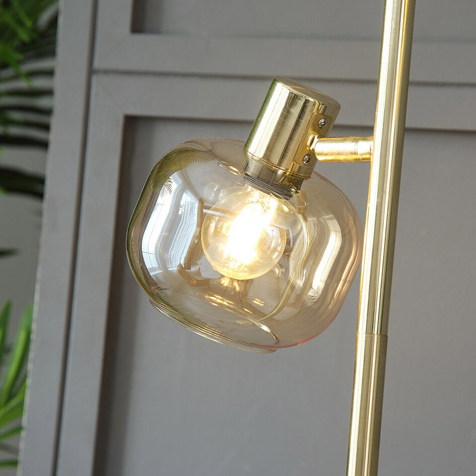 Golvlampa Jesse med tre lampor i guld med amberglas
