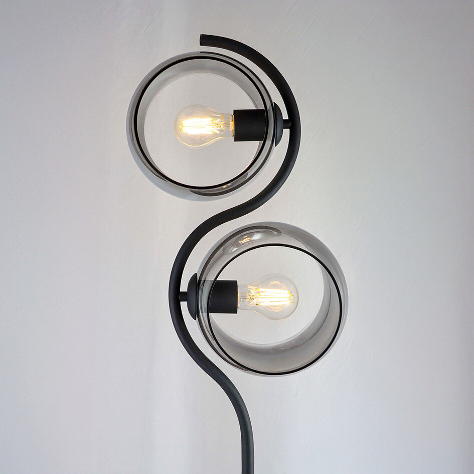 Golvlampa Curvatura med rökfärgat glas - svart