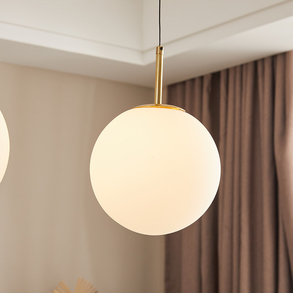 Lyxig pendellampa Svea i guld med mjölkvitt glas - 3-stegs dimbar, 2700K