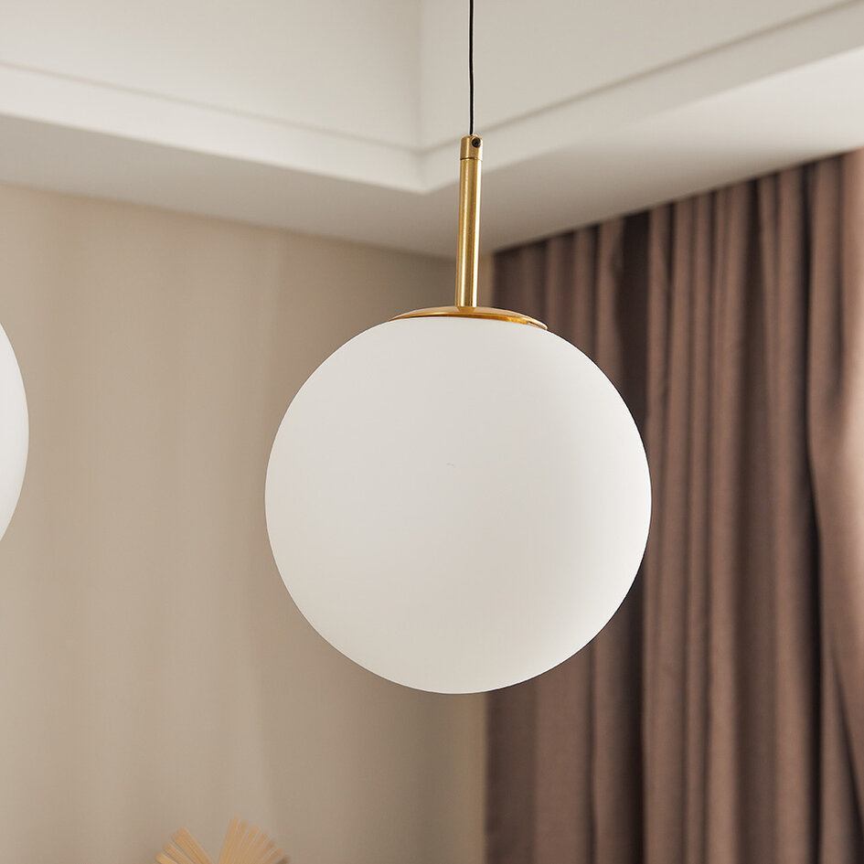 Lyxig pendellampa Svea i guld med mjölkvitt glas - 3-stegs dimbar, 2700K