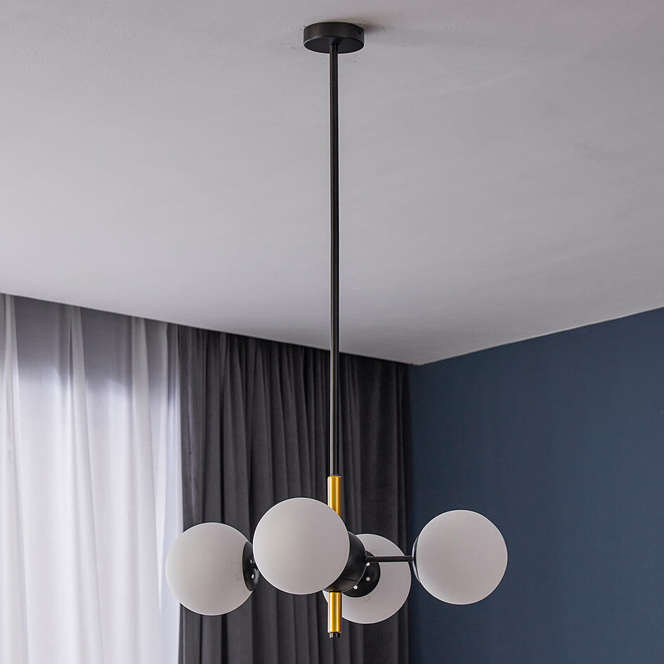 Pendellampa Callie med fyra lampor - svart med mjölkvitt glas och gulddetaljer