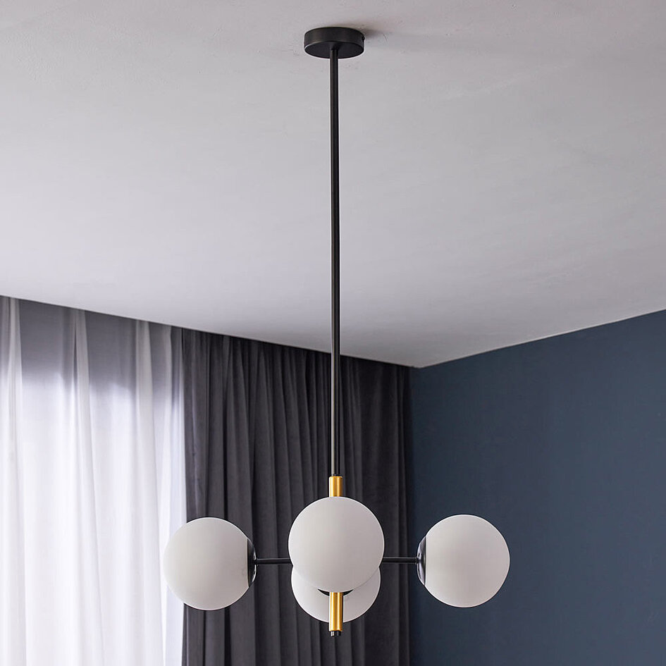 Pendellampa Callie med fyra lampor - svart med mjölkvitt glas och gulddetaljer