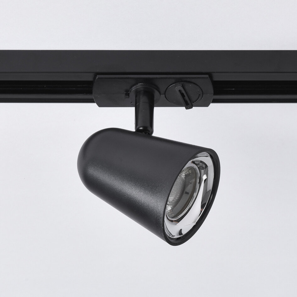 Set med 1-fas skensystem på 1,5 meter och Sev-spotlights, 3-stegs dimbar