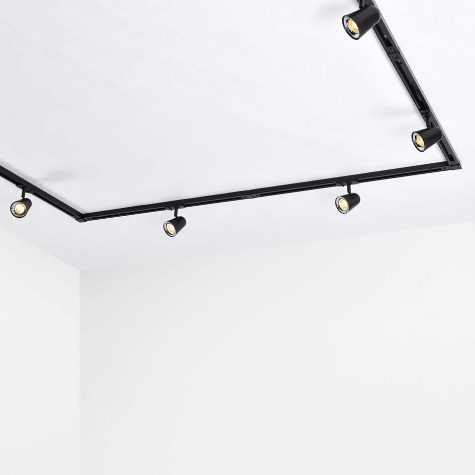 Set med 1-fas skensystem på 1,5 meter och Sev-spotlights, 3-stegs dimbar