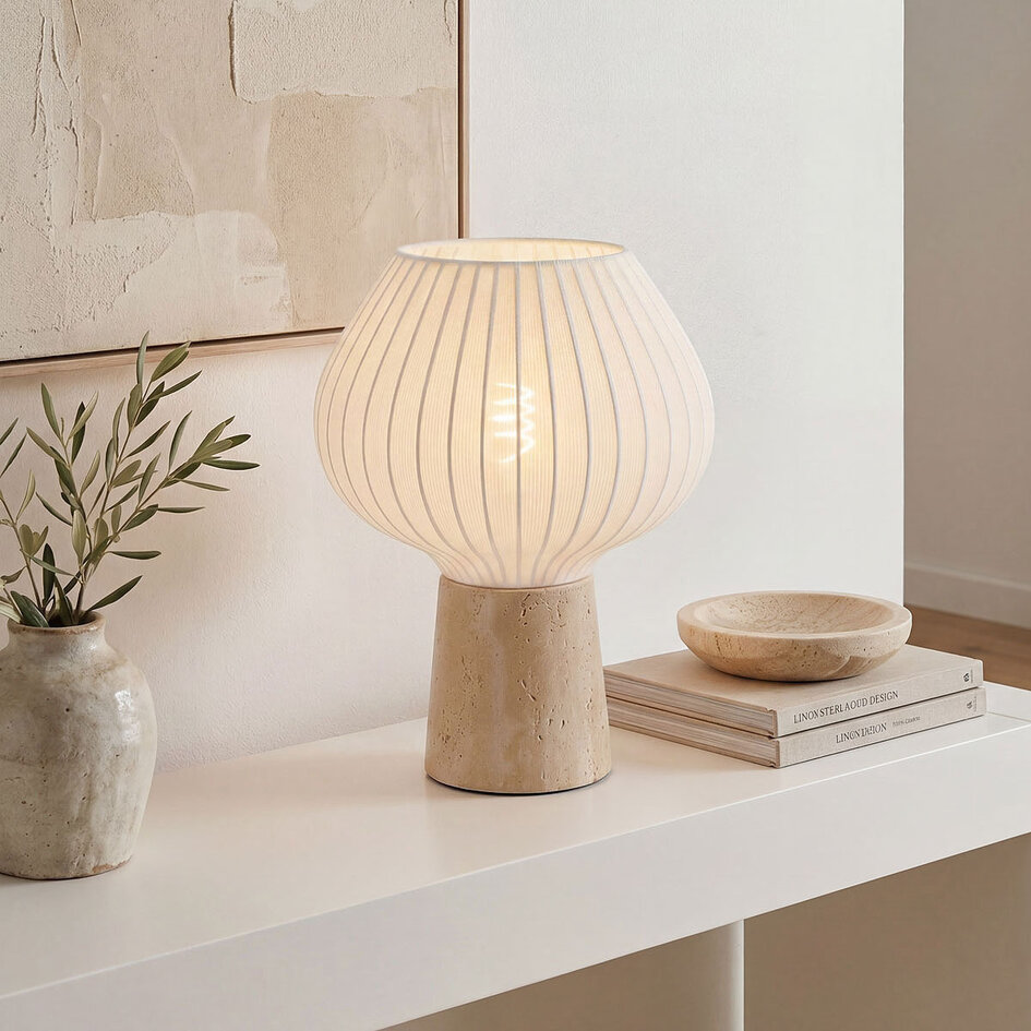 Bordslampa Varel med tygskärm och fot i travertin (natursten)