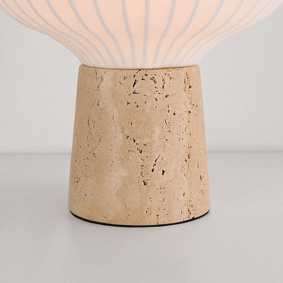 Bordslampa Varel med tygskärm och fot i travertin (natursten)
