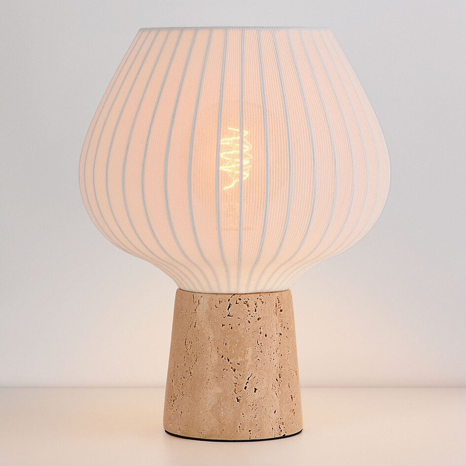 Bordslampa Varel med tygskärm och fot i travertin (natursten)