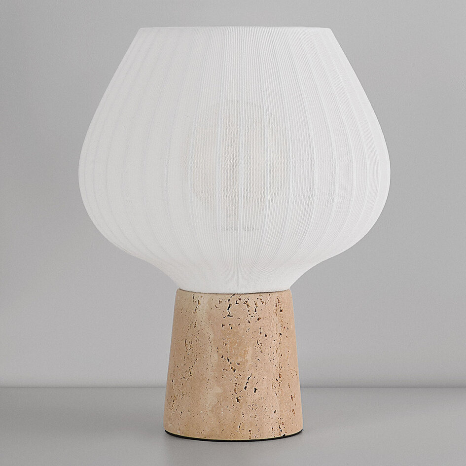 Bordslampa Varel med tygskärm och fot i travertin (natursten)
