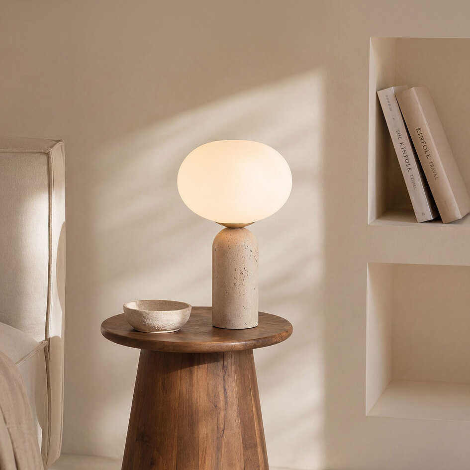 Bordslampa Tareo med glaskula och travertin (natursten)