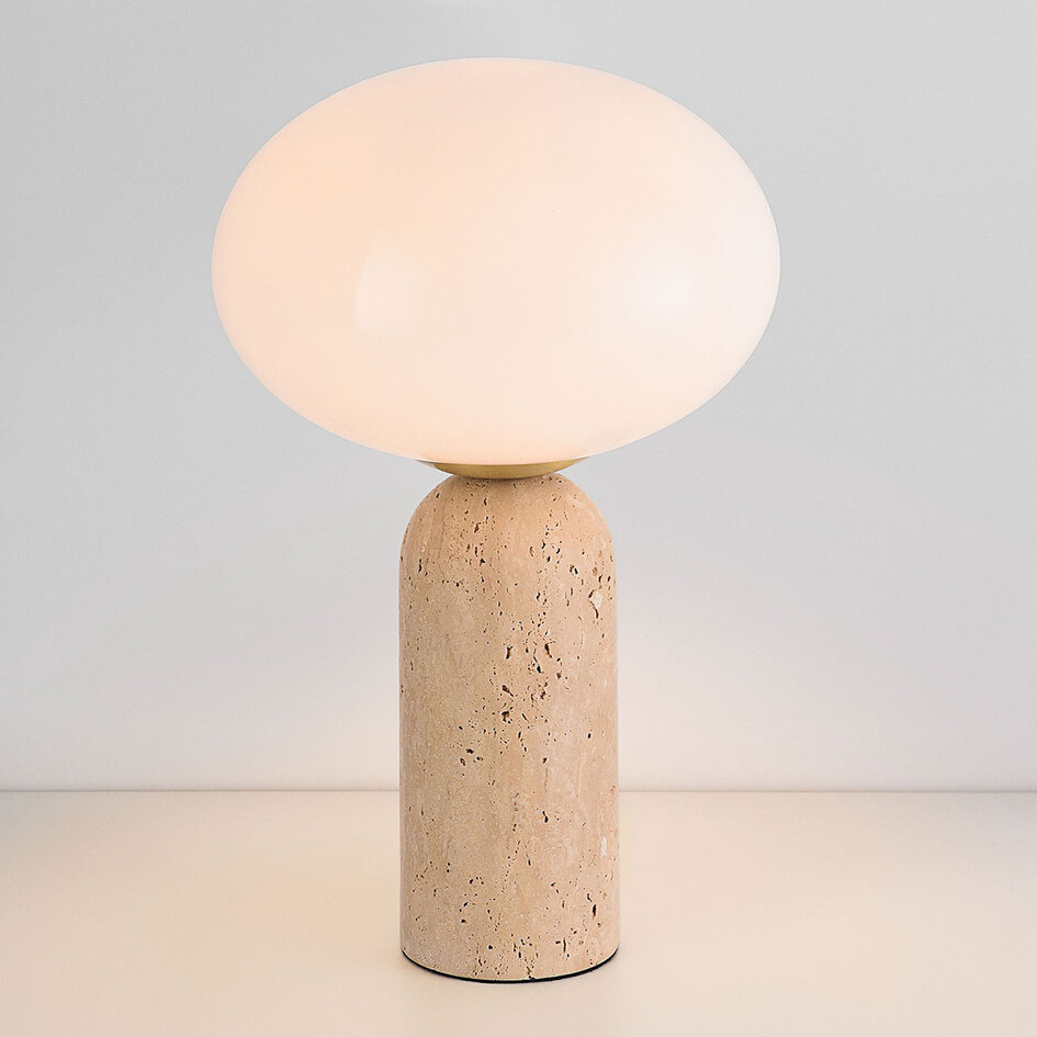 Bordslampa Tareo med glaskula och travertin (natursten)