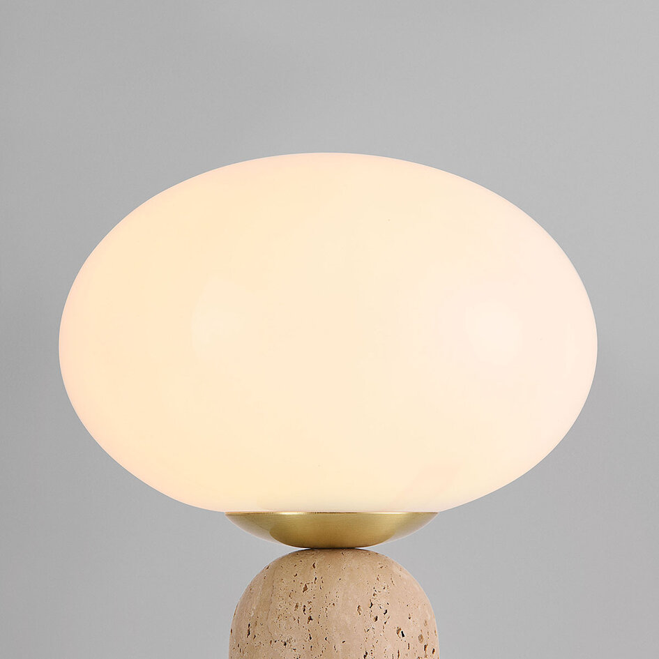 Bordslampa Tareo med glaskula och travertin (natursten)