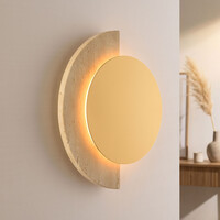 Vägglampa Kiro med integrerad LED och travertin (natursten) - guld och sandbeige