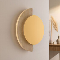 Vägglampa Kiro med integrerad LED och travertin (natursten) i guld och sandbeige