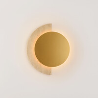 Vägglampa Kiro med integrerad LED och travertin (natursten) i guld och sandbeige