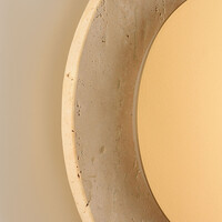 Vägglampa Kiro med integrerad LED och travertin (natursten) i guld och sandbeige