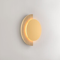 Vägglampa Kiro med integrerad LED och travertin (natursten) i guld och sandbeige