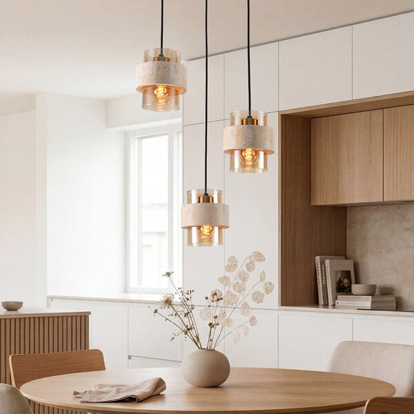 Pendellampa Sani med tre lampor i travertin (natursten) och amberglas