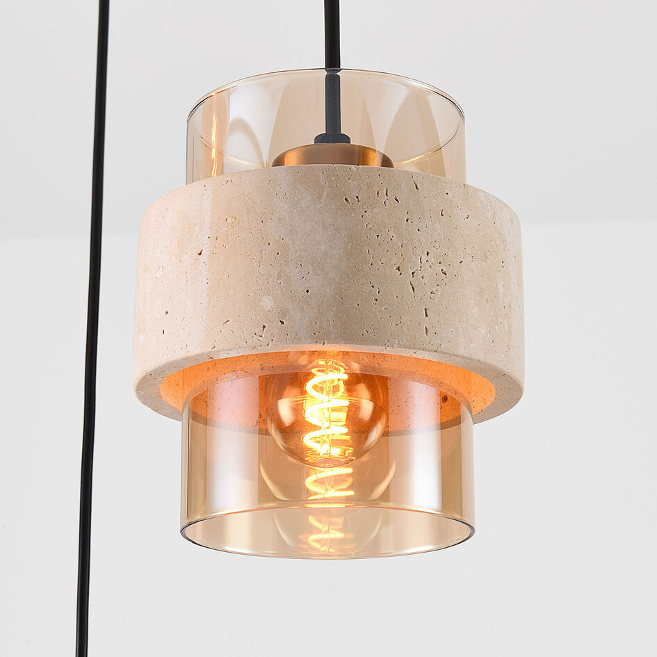 Pendellampa Sani med tre lampor i travertin (natursten) och amberglas
