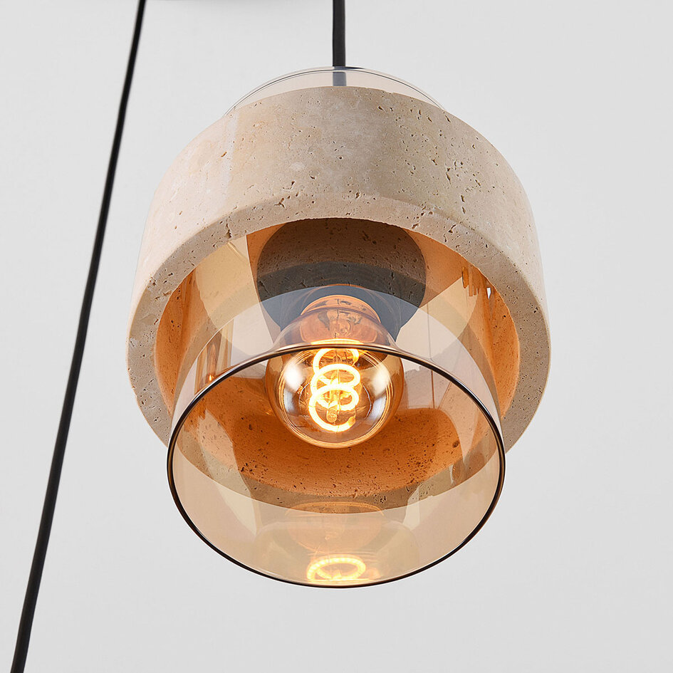 Pendellampa Sani med tre lampor i travertin (natursten) och amberglas