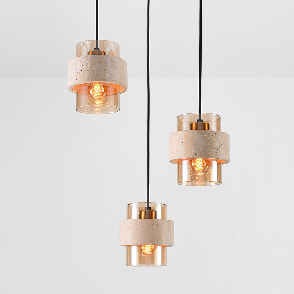 Pendellampa Sani med tre lampor i travertin (natursten) och amberglas