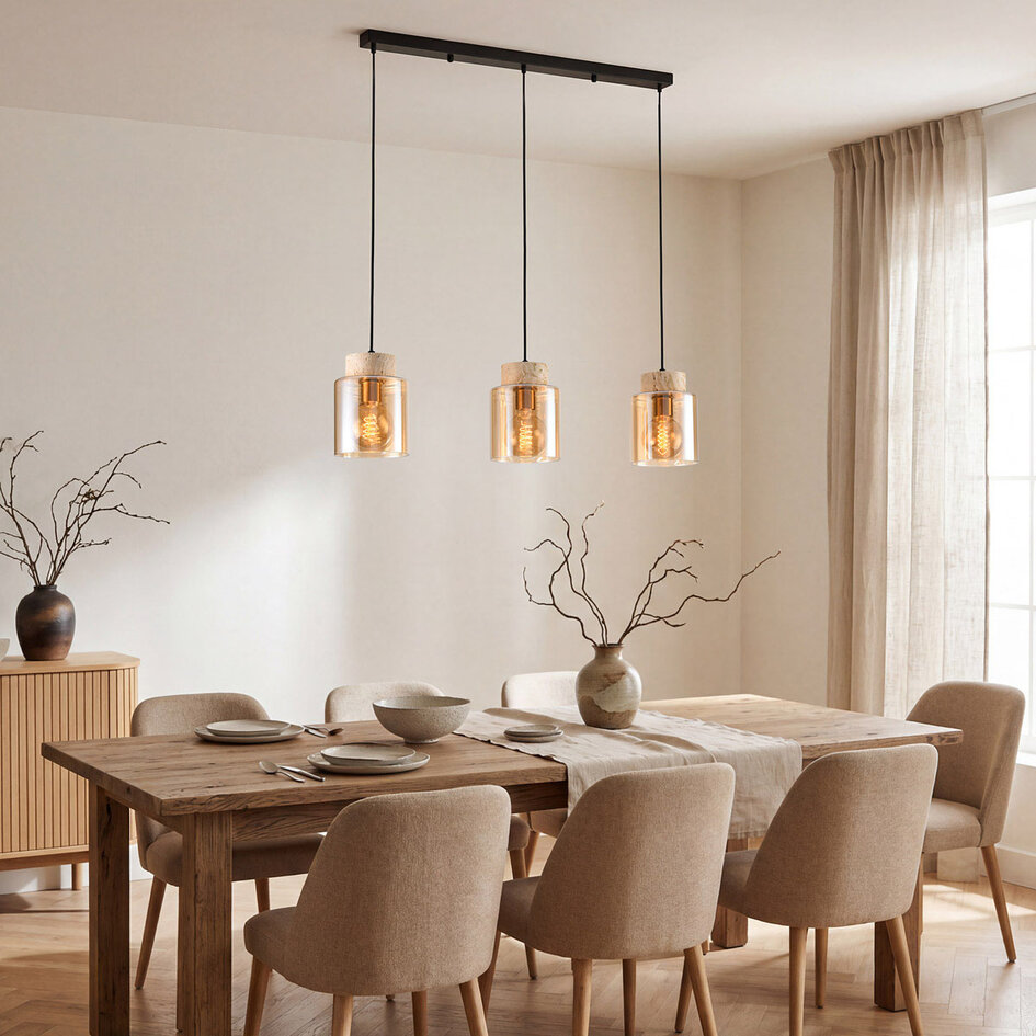 Pendellampa Naki med tre lampor i travertin (natursten) och amberglas