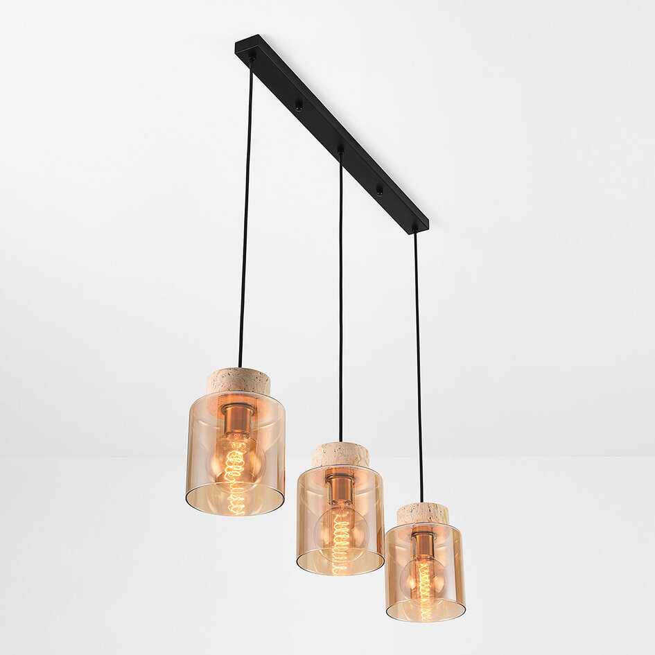 Pendellampa Naki med tre lampor i travertin (natursten) och amberglas