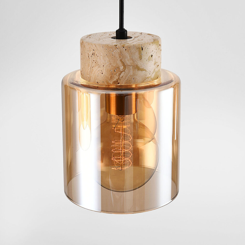 Pendellampa Naki med tre lampor i travertin (natursten) och amberglas