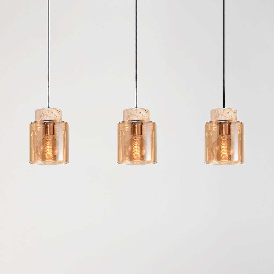 Pendellampa Naki med tre lampor i travertin (natursten) och amberglas