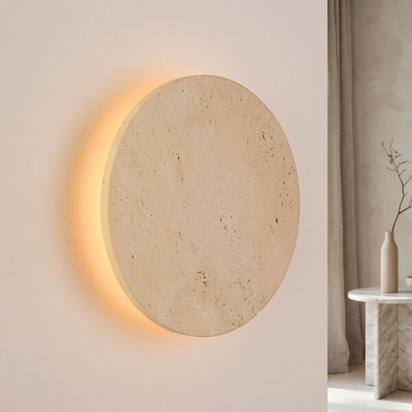 Vägglampa Plawi med integrerad LED och travertin (natursten)