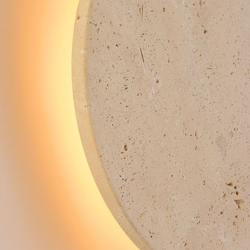 Vägglampa Plawi med integrerad LED och travertin (natursten)