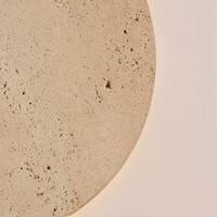 Vägglampa Plawi med integrerad LED och travertin (natursten)