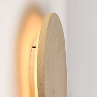 Vägglampa Plawi med integrerad LED och travertin (natursten)