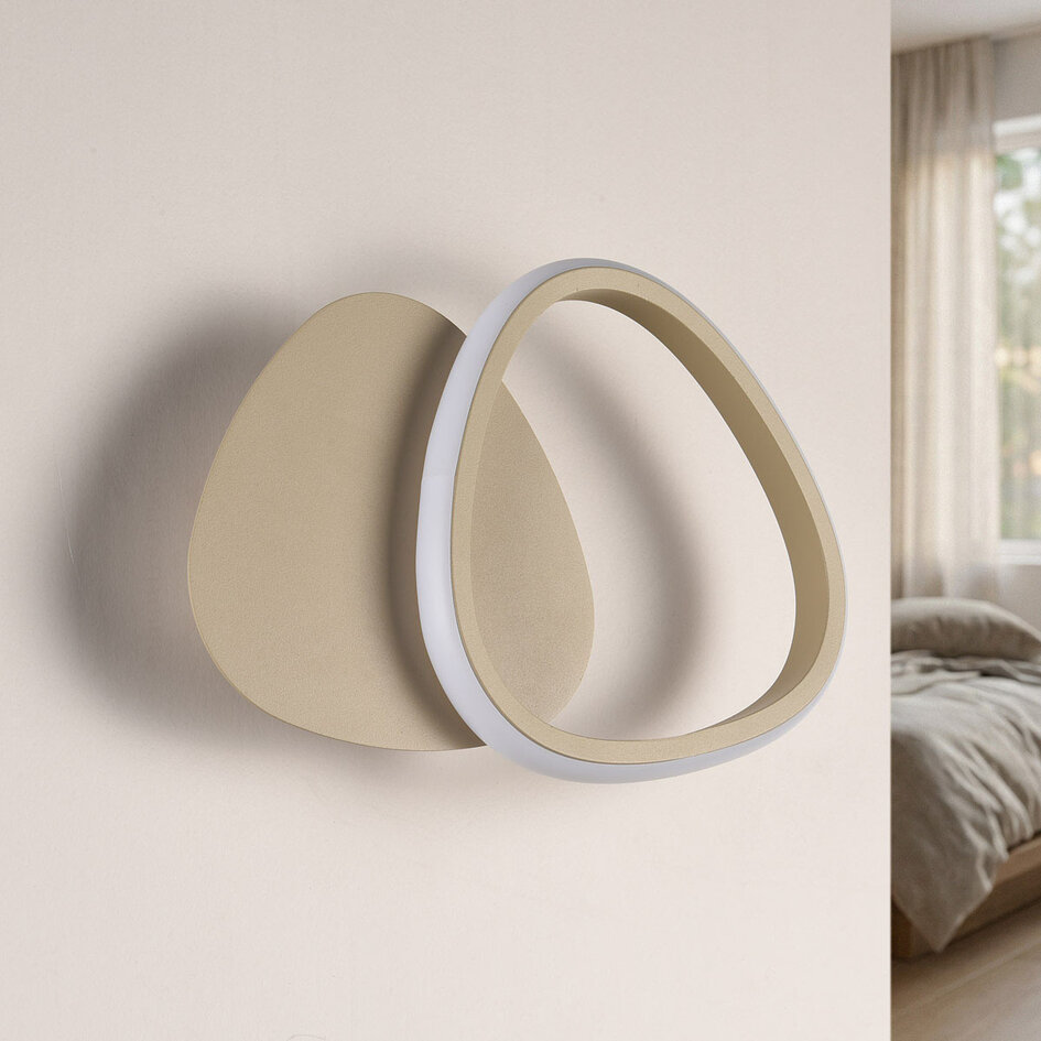 Designad vägglampa Melana med integrerad LED i sandbeige