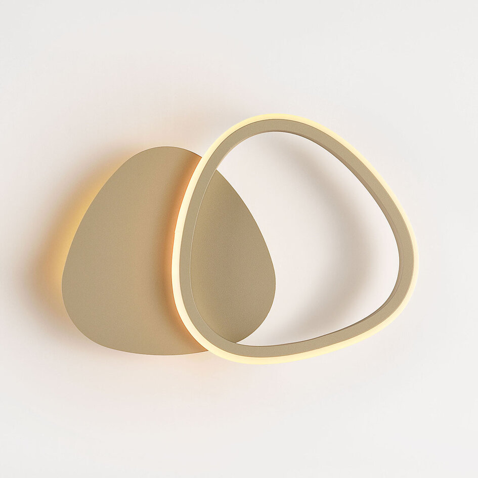 Designad vägglampa Melana med integrerad LED i sandbeige