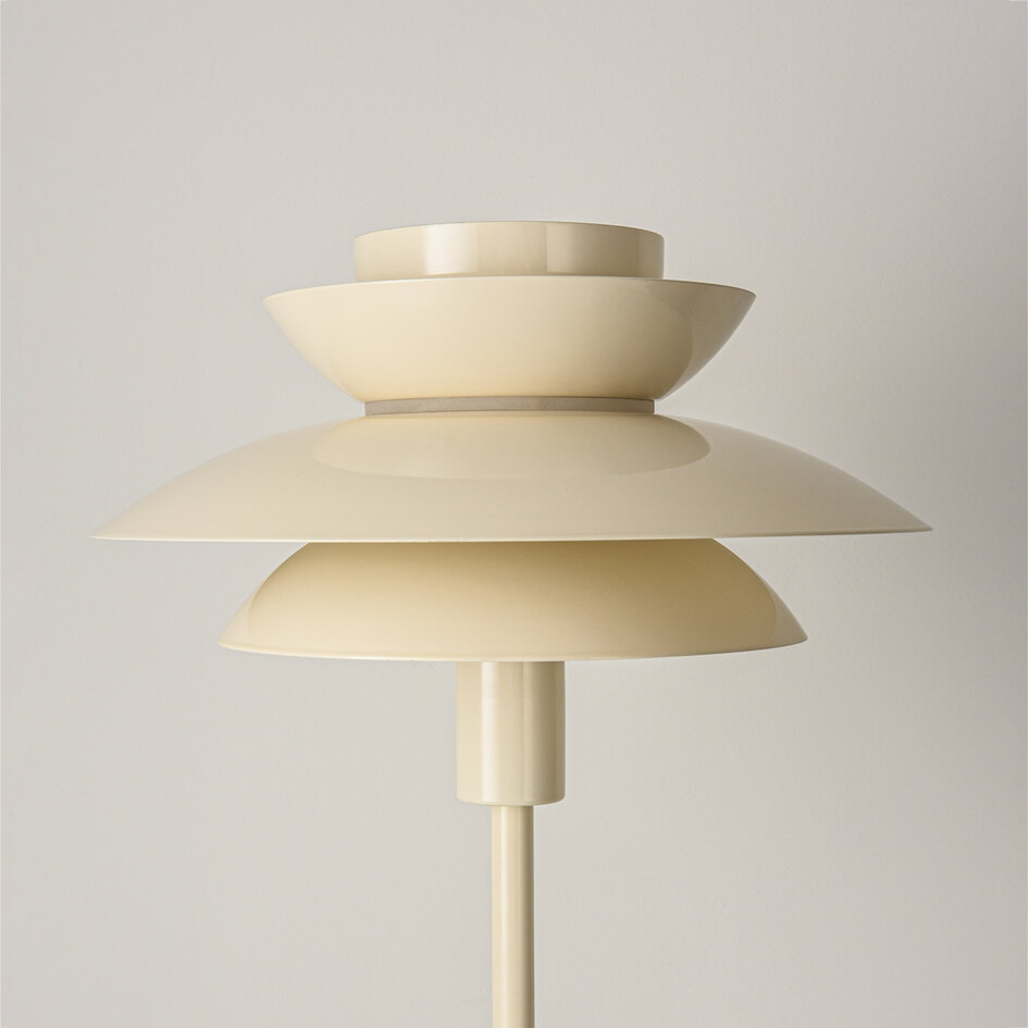 Bordslampa Auryn i blank beige