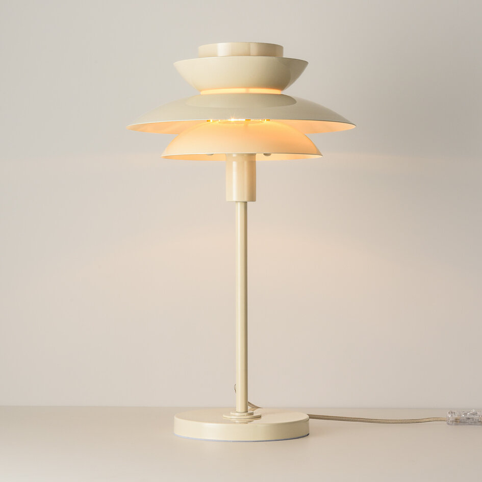 Bordslampa Auryn i blank beige
