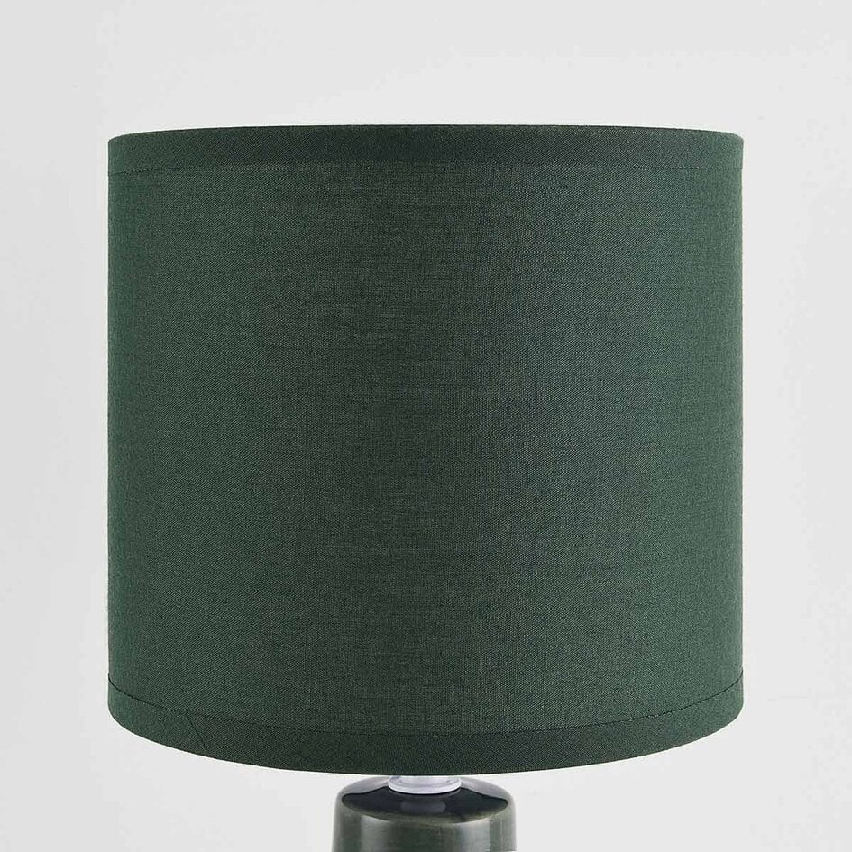 Bordslampa Loya i keramik med tygskärm i grönt