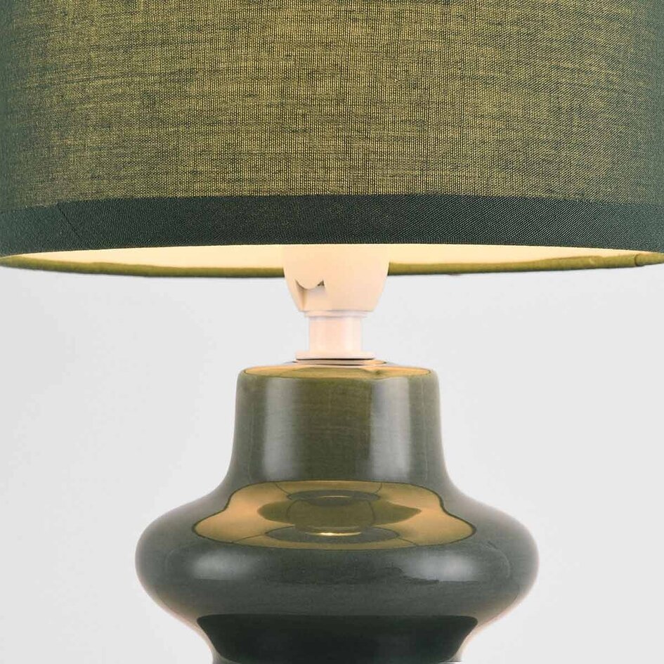 Bordslampa Loya i keramik med tygskärm i grönt